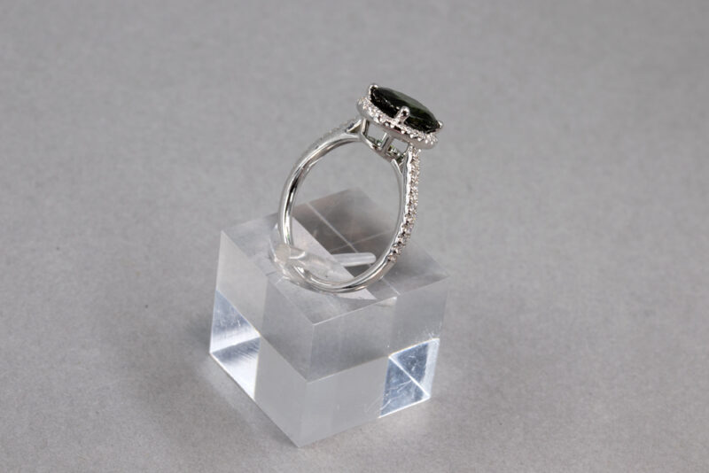 Bague-or-blanc-saphir-vert-et-diamants