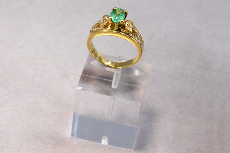 Bague-or-ciselé-émeraude