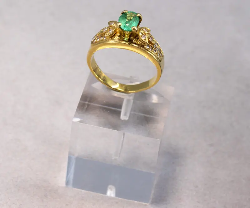 Bague-or-ciselé-émeraude