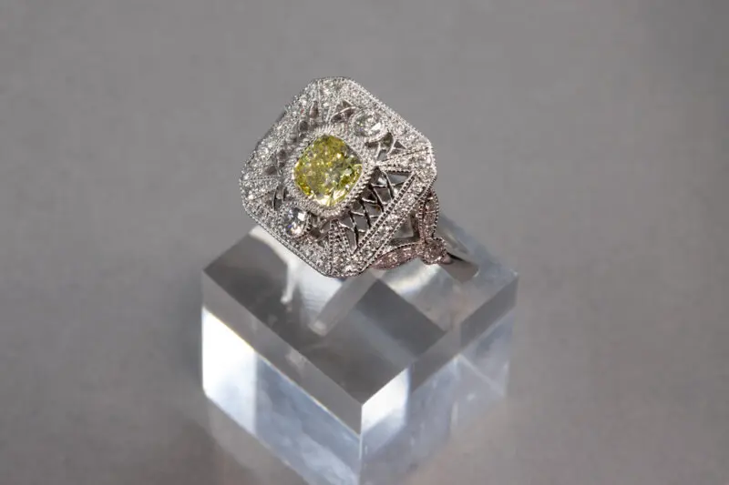 Bague-platine-ajourée-diamant-jaune