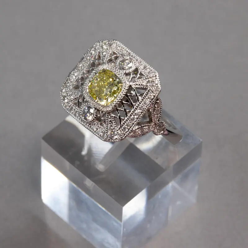 Bague-platine-ajourée-diamant-jaune