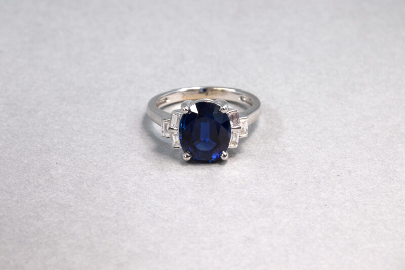 Bague-saphir-ovale-diamants-baguettes