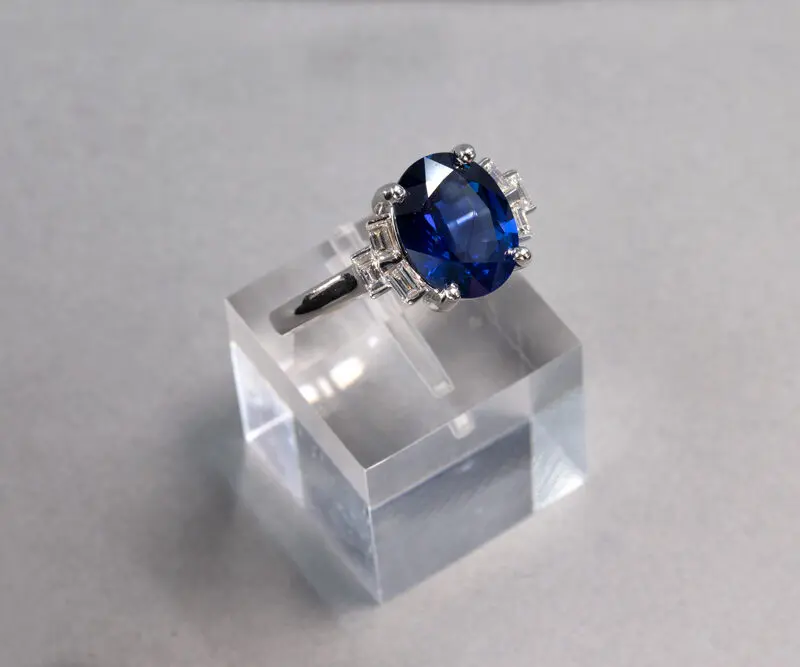 Bague-saphir-ovale-diamants-baguettes