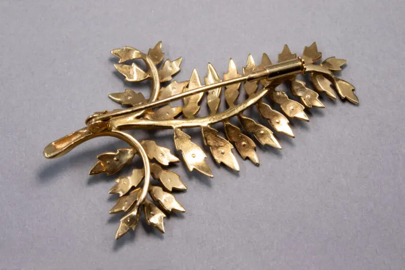 Broche-feuille-or-et-perles