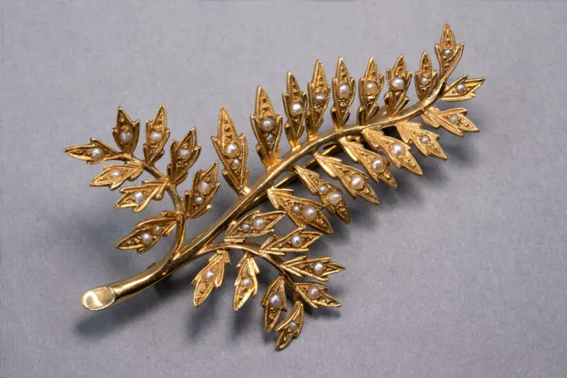 Broche-feuille-fougère-or-et-perles