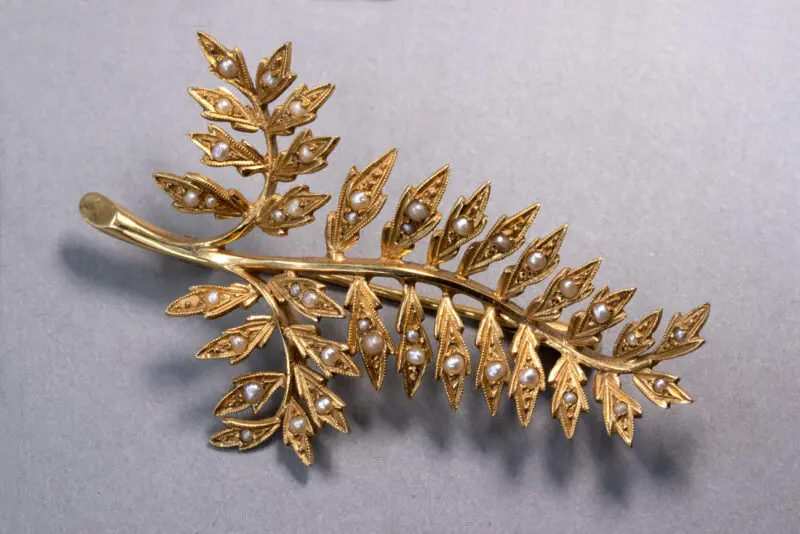 Broche-feuille-or-et-perles