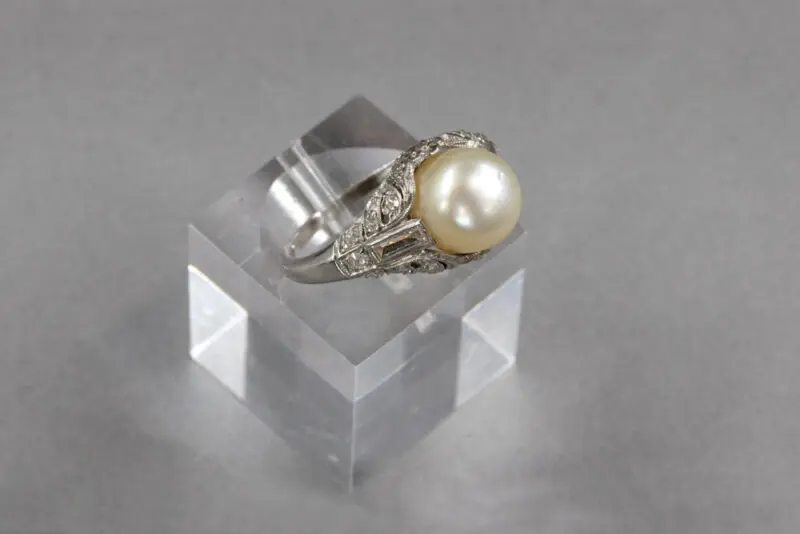 Bague Art Déco perle, diamants baguettes et platine