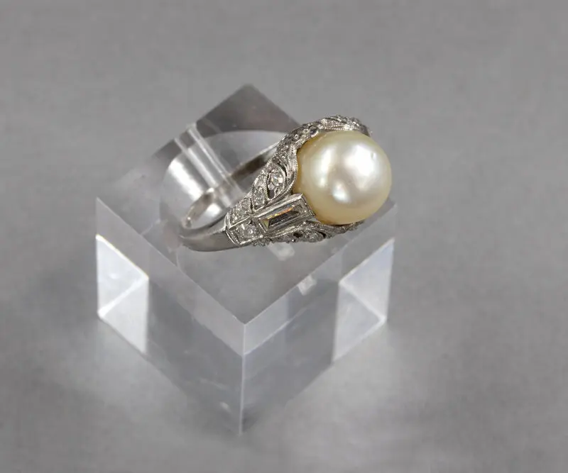 Bague Art Déco perle, diamants baguettes et platine