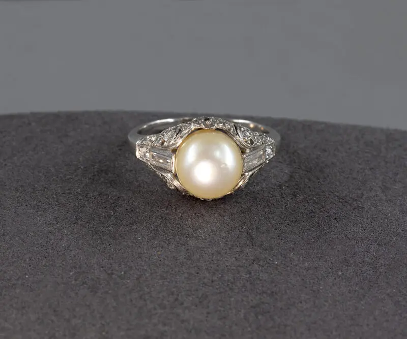 Bague Art Déco perle, diamants baguettes et platine