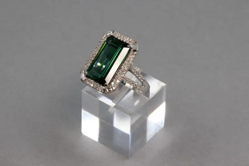 Bague tourmaline verte et diamants rectangulaire