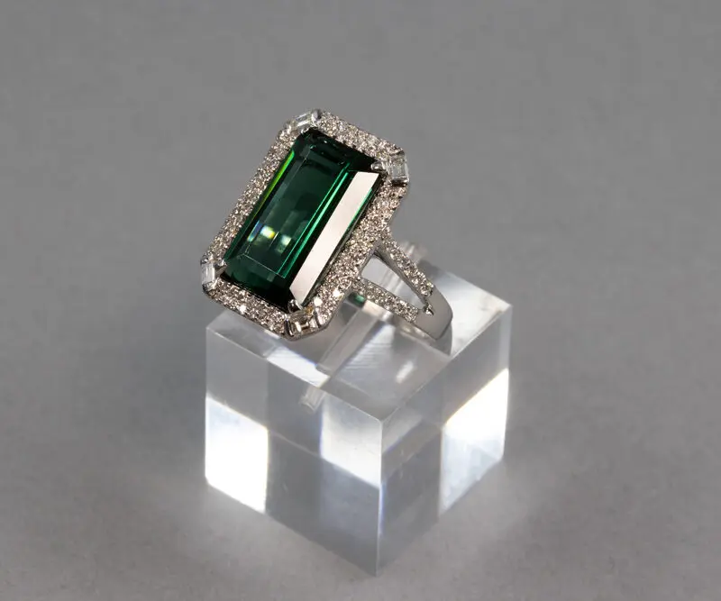 Bague tourmaline verte et diamants rectangulaire