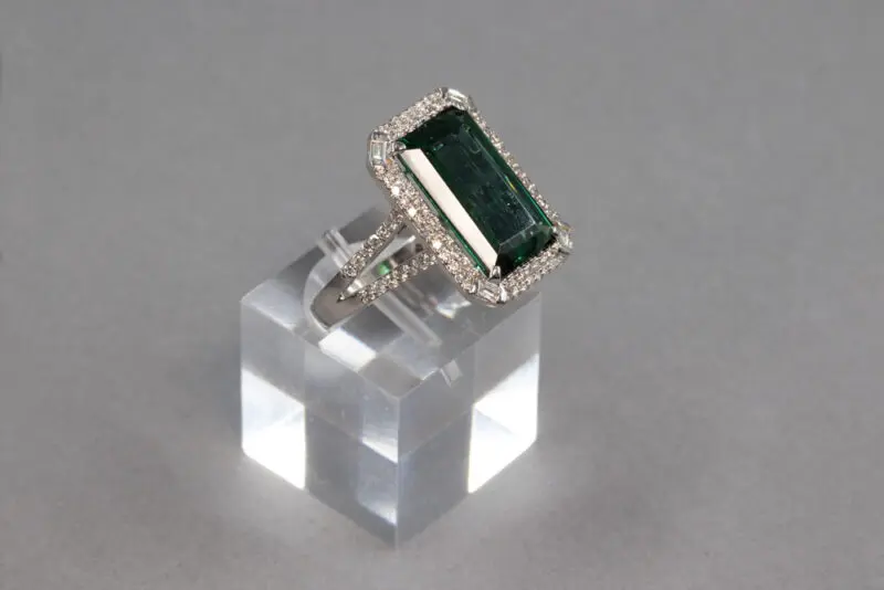 Bague tourmaline verte et diamants rectangulaire