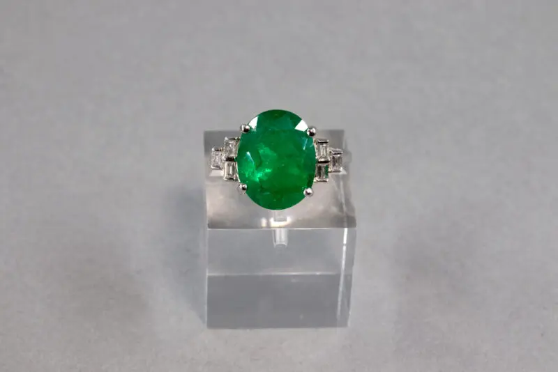 Bague émeraude de Colombie diamants baguettes