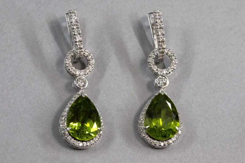 Boucles d'oreilles à système : péridots et diamants