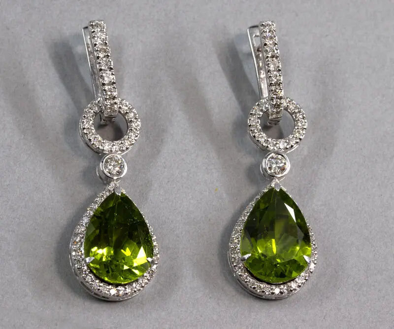 Boucles d'oreilles à système : péridots et diamants