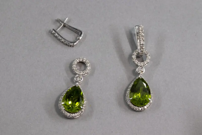 Boucles d'oreilles à système : péridots et diamants