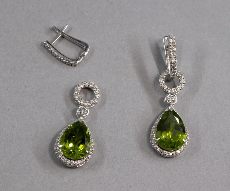 Boucles d'oreilles à système : péridots et diamants