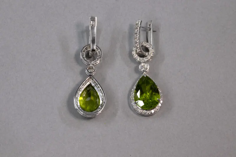 Boucles d'oreilles à système : péridots et diamants