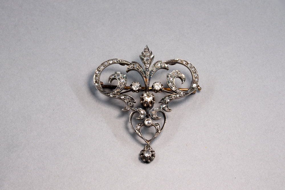 BROCHE FINE EN ARGENT 800 AVEC STRASS ET IMITATION PERLE
