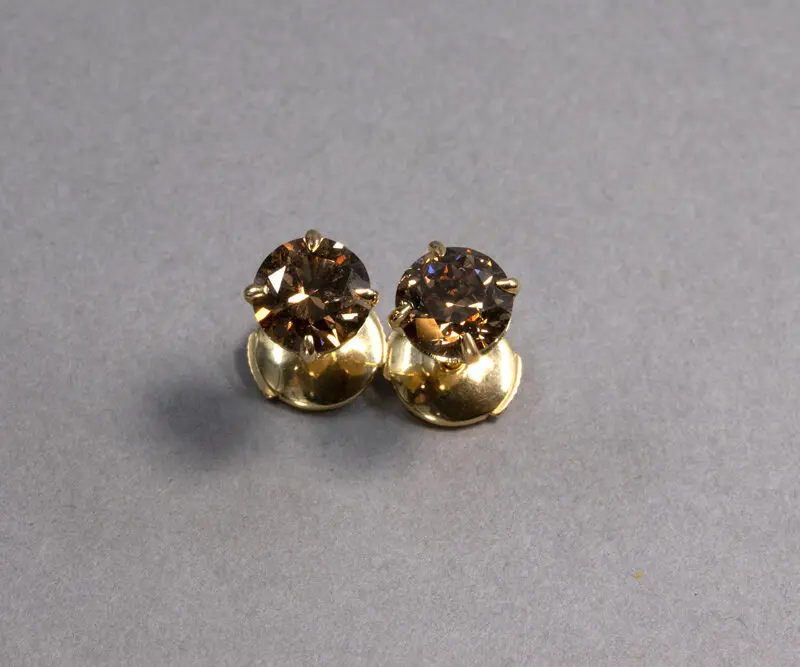 Clous d'oreilles diamants bruns