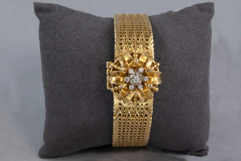 Montre bracelet avec capot, diamants