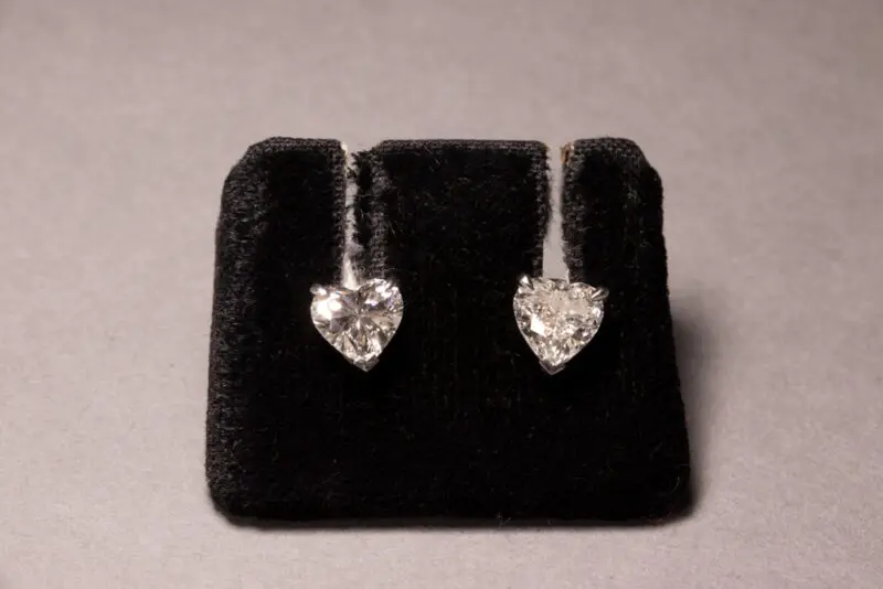 Puces d'oreilles diamants coeur