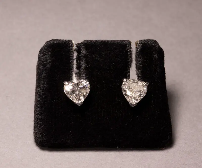 Puces d'oreilles diamants coeur