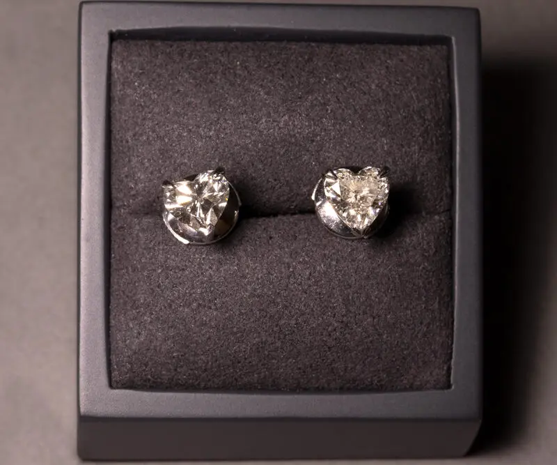 Puces d'oreilles diamants coeur