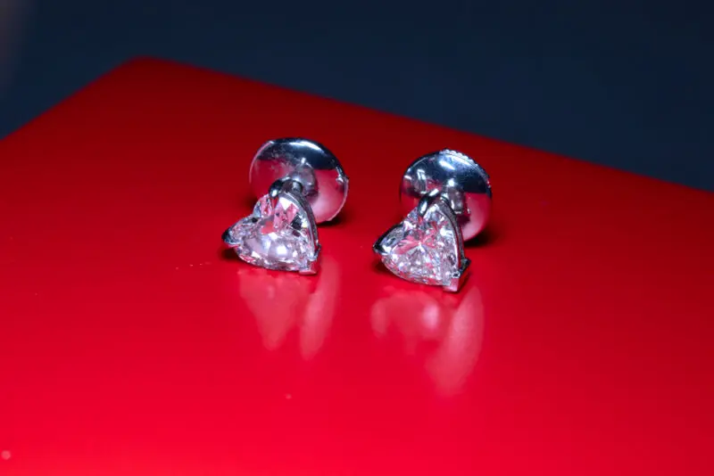 Puces d'oreilles diamants coeur