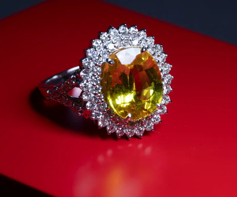 Bague saphir jaune et diamants blancs