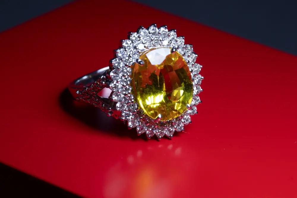 Bague en or jaune, saphir double entourage diamants