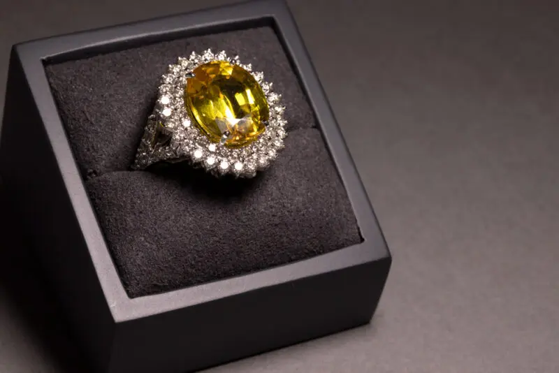 Bague saphir jaune et diamants blancs