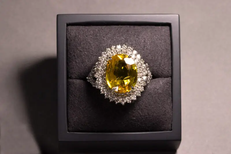 Bague saphir jaune et diamants blancs