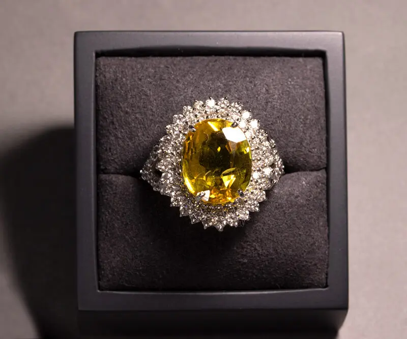 Bague saphir jaune et diamants blancs