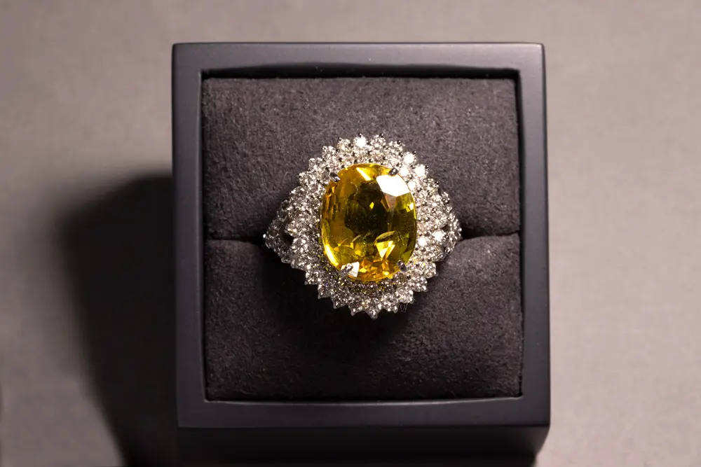 Bague en or jaune, saphir double entourage diamants