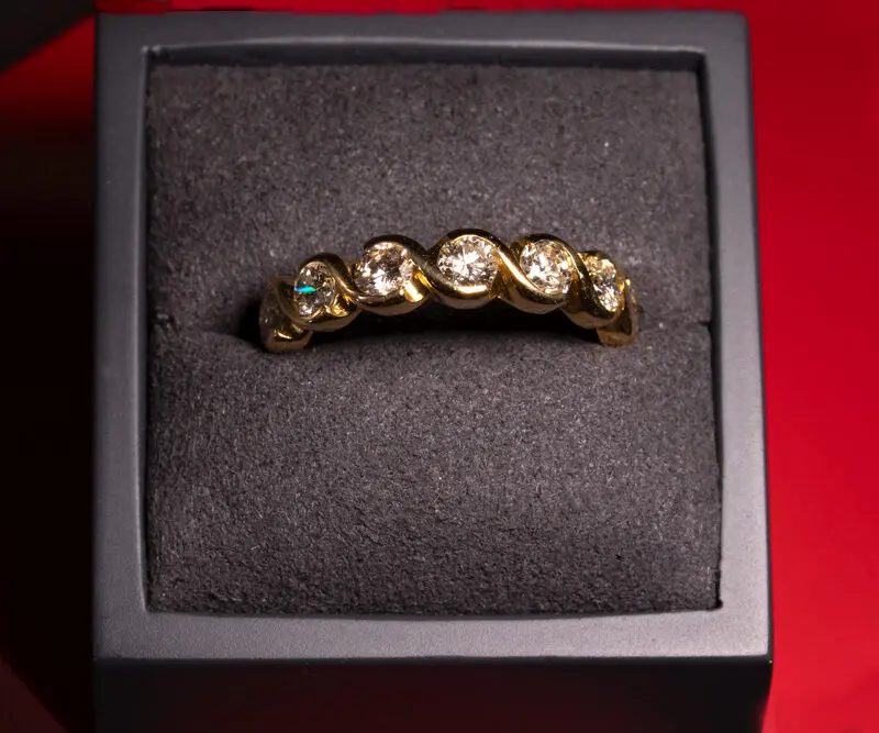 Demi-alliance vagues or jaune et diamants