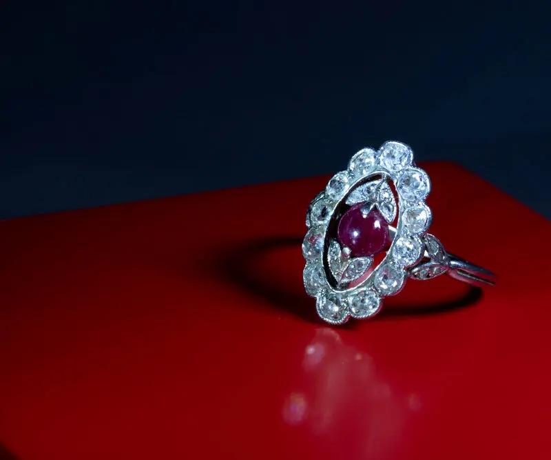 Bague platine rubis cabochon diamants