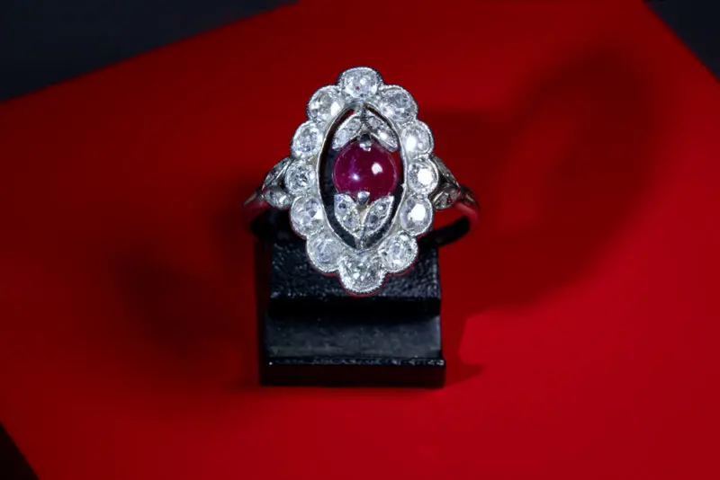 Bague platine rubis cabochon diamants