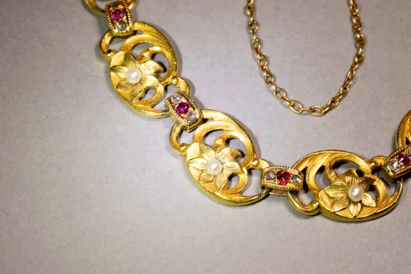 Bracelet Art Nouveau or perles et pierres rouges