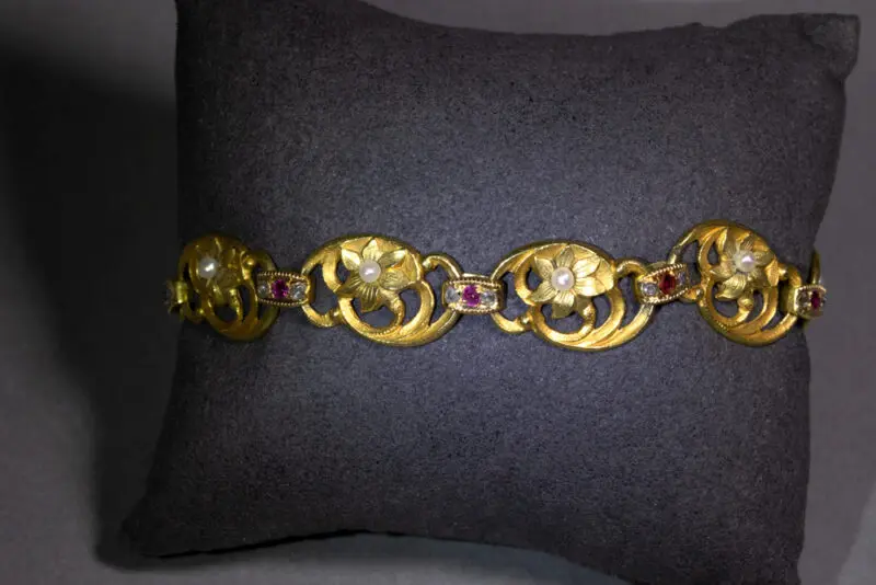 Bracelet Art Nouveau or perles et pierres rouges
