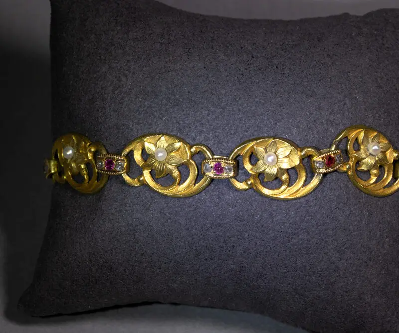 Bracelet Art Nouveau or perles et pierres rouges