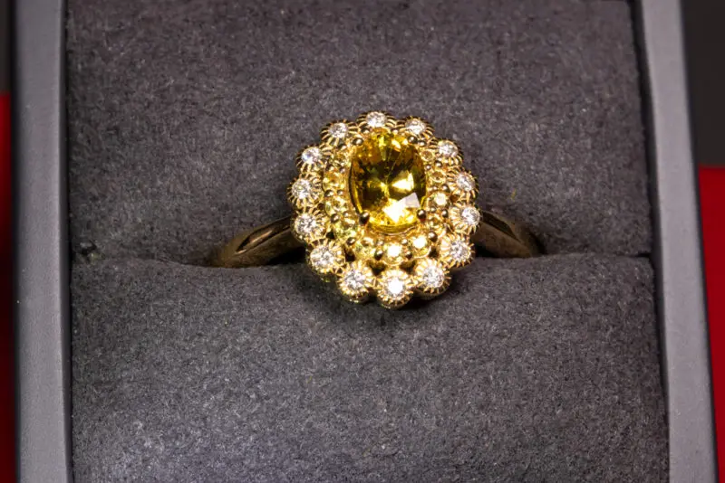 Bague saphirs jaunes et diamants blancs en entourage