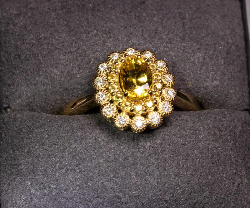 Bague saphirs jaunes et diamants blancs en entourage