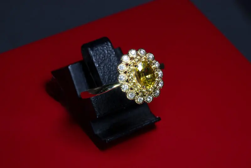 Bague saphirs jaunes et diamants blancs en entourage