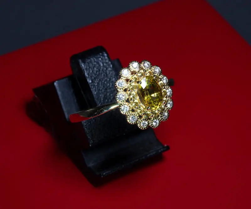 Bague saphirs jaunes et diamants blancs en entourage