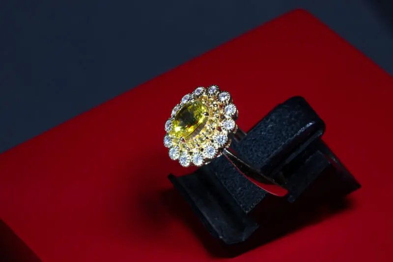 Bague saphirs jaunes et diamants blancs en entourage