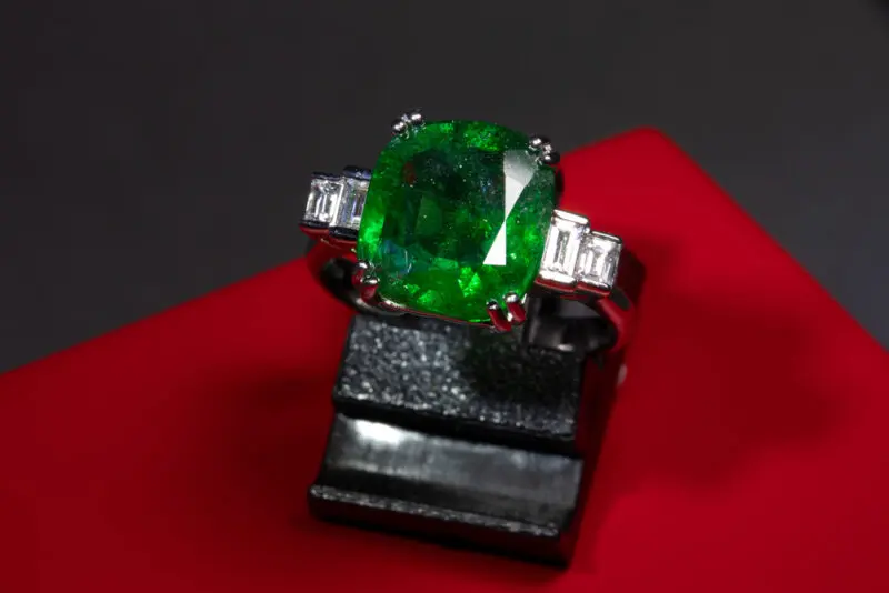 Bague tsavorite et diamants baguettes