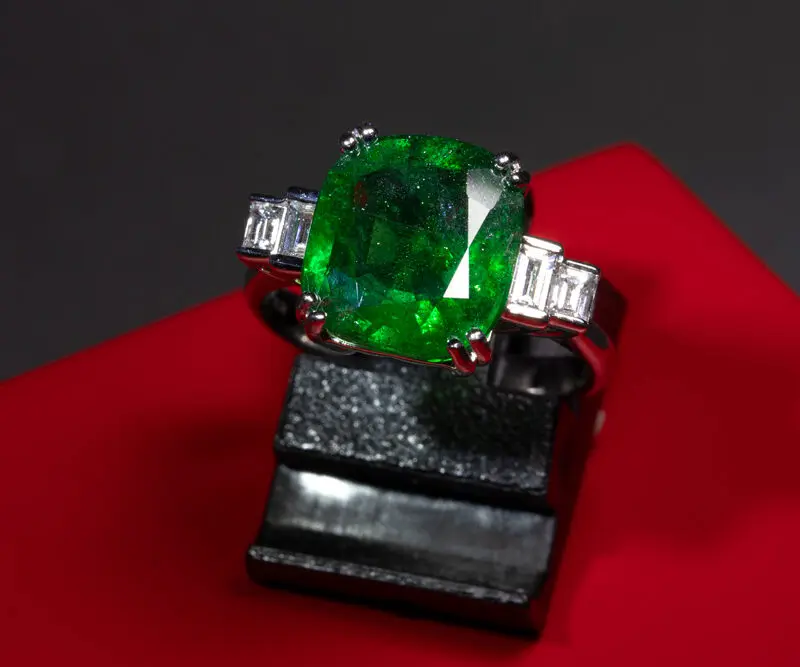 Bague tsavorite et diamants baguettes