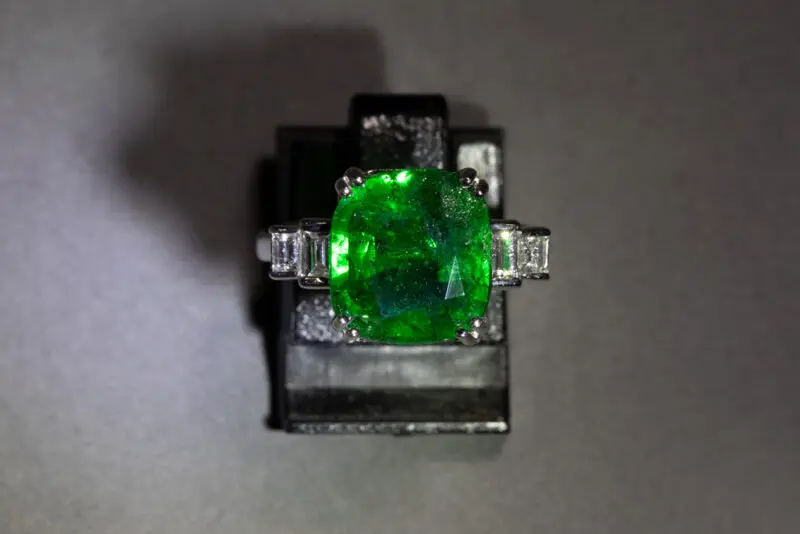 Bague tsavorite et diamants baguettes