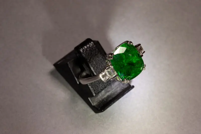 Bague tsavorite et diamants baguettes